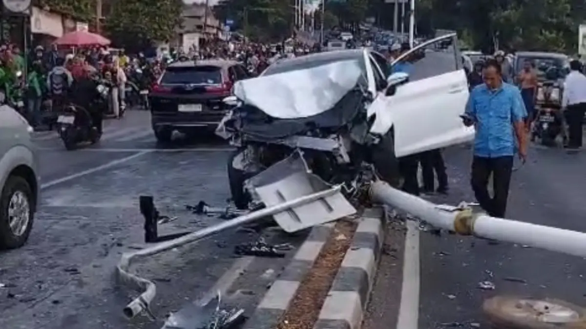 Dampak kecelakaan maut yang melibatkan mobil BYD M6 di Kembangan Jakarta Barat, Sabtu (5/9) sore. (Istimewa)