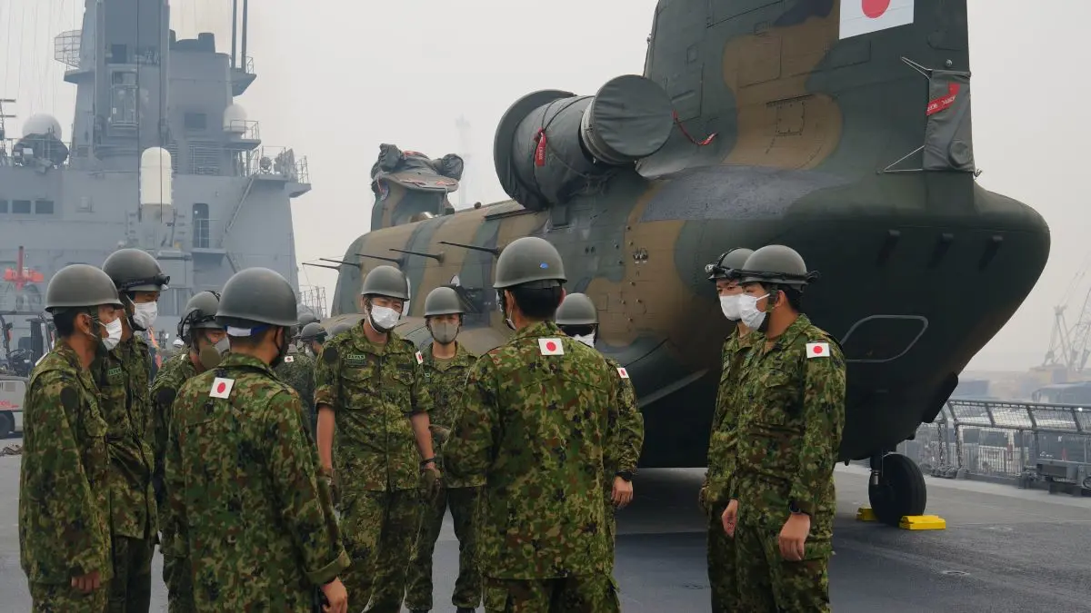 Helikopter CH-47 Chinook milik Jepang dipersiapkan untuk membantu pemadaman kebakaran hutan dan lahan (karhutla) di Kalimantan. (WDBO)