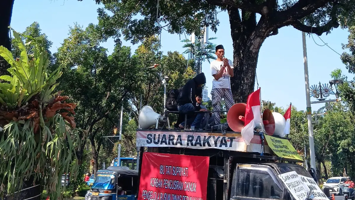 Warga yang tergabung dalam Forum Persatuan Warga Rusun Jakarta melakukan aksi protes di depan Gedung DPRD DKI Jakarta, Senin (14/09/26). (Niki/ JawaPos.com)