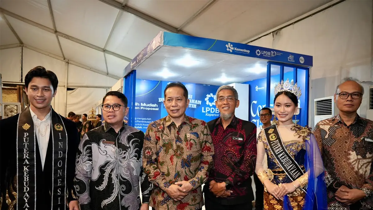 Menteri Koperasi Ferry Juliantono (ketiga dari kiri) hadir pada Borobudur Expo 2026 di Alun-alun Kota Magelang. (Istimewa).