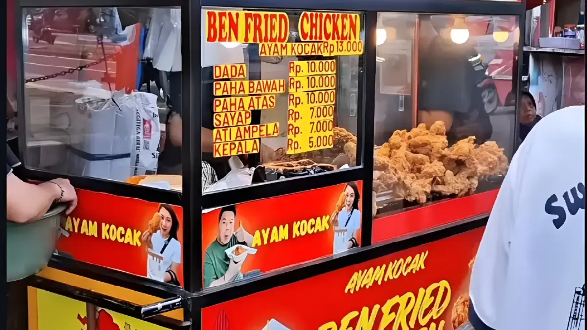 Ayam Kocak yang dijual di kawasan Meruya, Jakarta Barat, ramai diperbincangkan setelah viral di media sosial. (Istimewa)