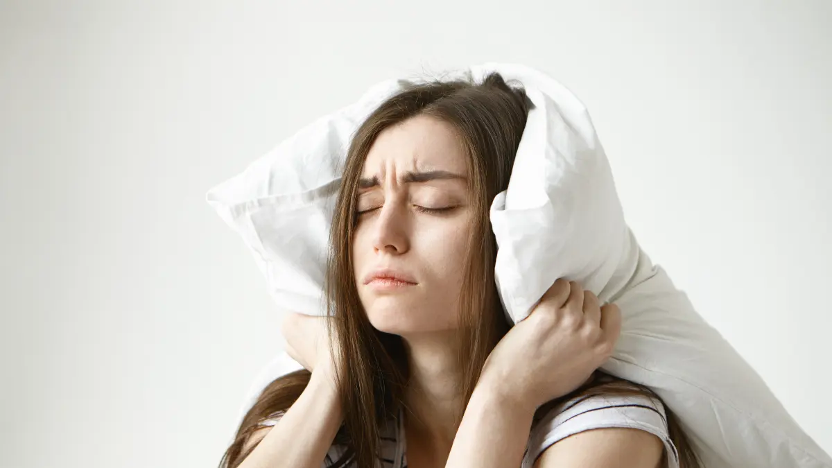 Ilustrasi seseorang yang kesulitan tidur karena pola tidur yang berantakan. (Magnific/freepik)