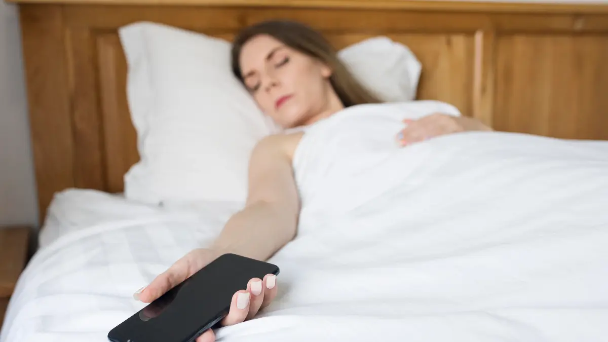 Ilustrasi seseorang tertidur setelah melakukan sleep call. (Freepik)