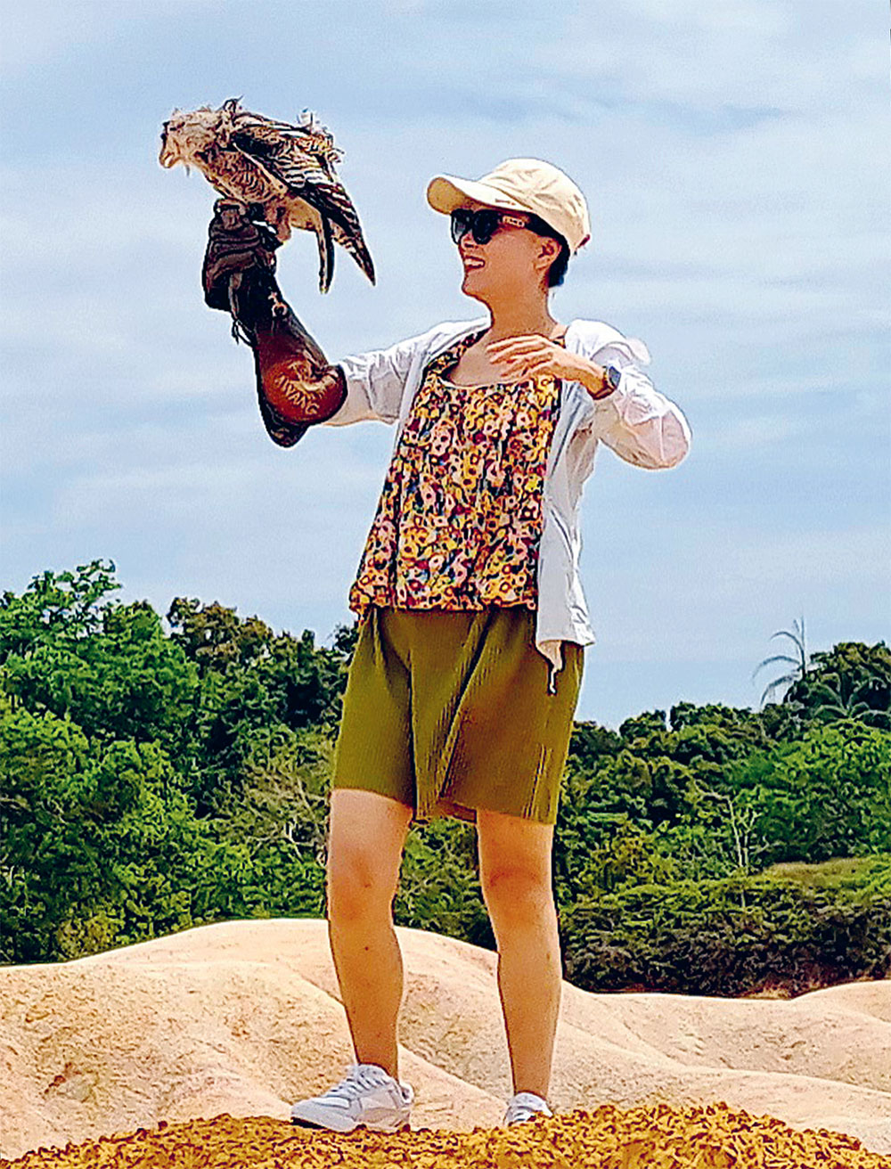 FAUNA DILINDUNGI: Pengunjung Danau Biru bisa menyaksikan sejumlah hewan langka yang dirawat pengelola. (FOLLY AKBAR/JAWA POS)