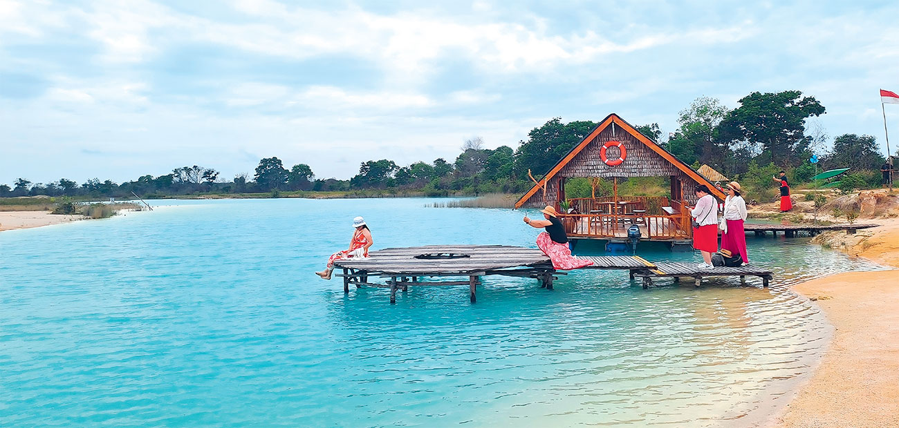 KARUNIA ILAHI: Hamparan Dana Biru di tengah padang pasir menjadi oase yang menyejukkan mata. (FOLLY AKBAR/JAWA POS) 
