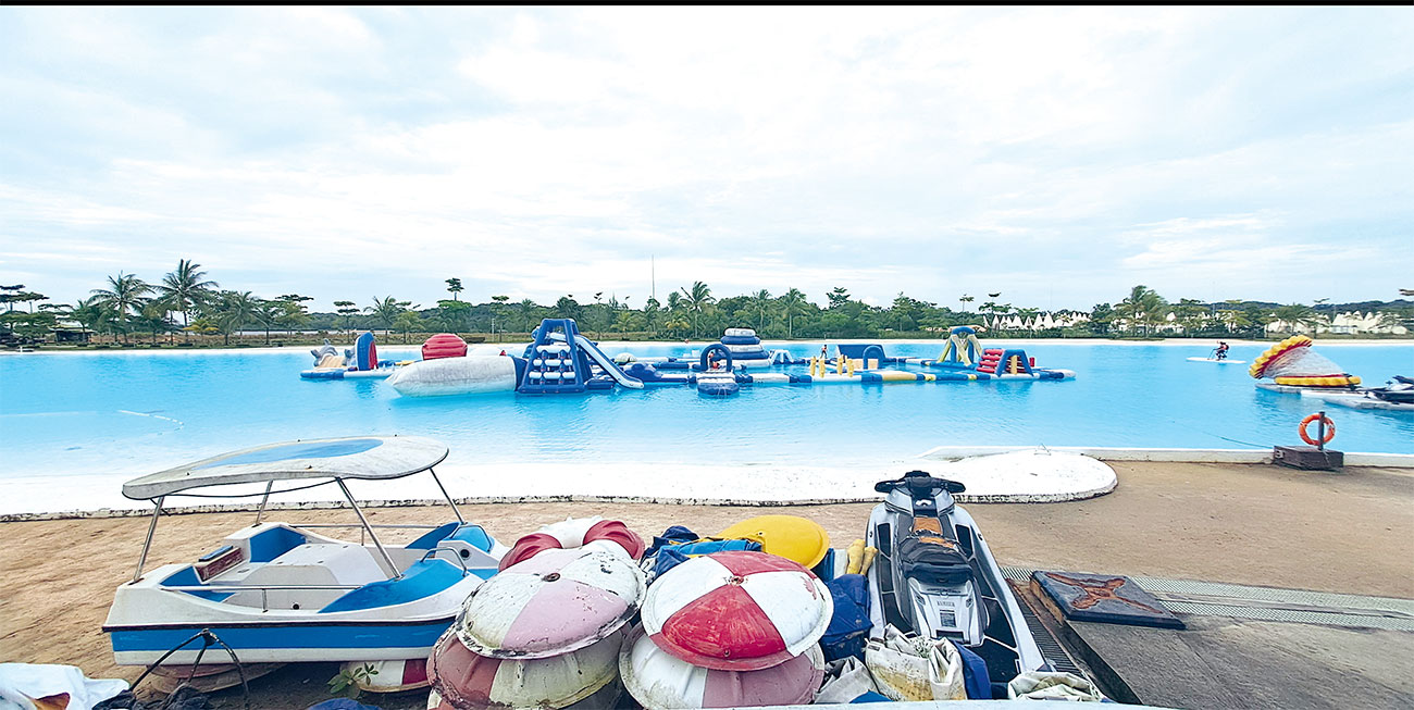 BANYAK PILIHAN: Ada banyak wahana permainan yang bisa dinikmati wisatawan yang datang ke Treasure Bay Bintan. (FOLLY AKBAR/JAWA POS)