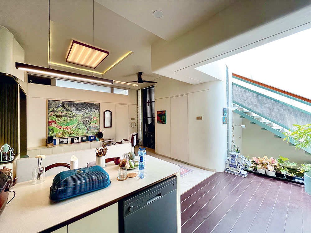 VIBE TENANG: Living, dining, kitchen, dan inner court terhubung menjadi satu dengan transformasi ruang yang estetis dari area fasad ke sisi dalam. (Dokumentasi Saka Studio)