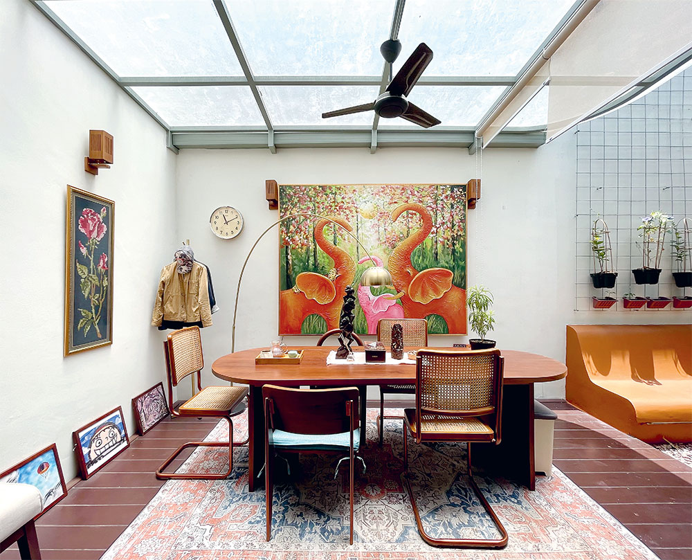 BAK GALERI: Interior SF Haus yang diperindah beragam karya seni di banyak sudut. Kesan art deco semakin kental dengan furnitur mid century dari kayu jati. (Dokumentasi Saka Studio)