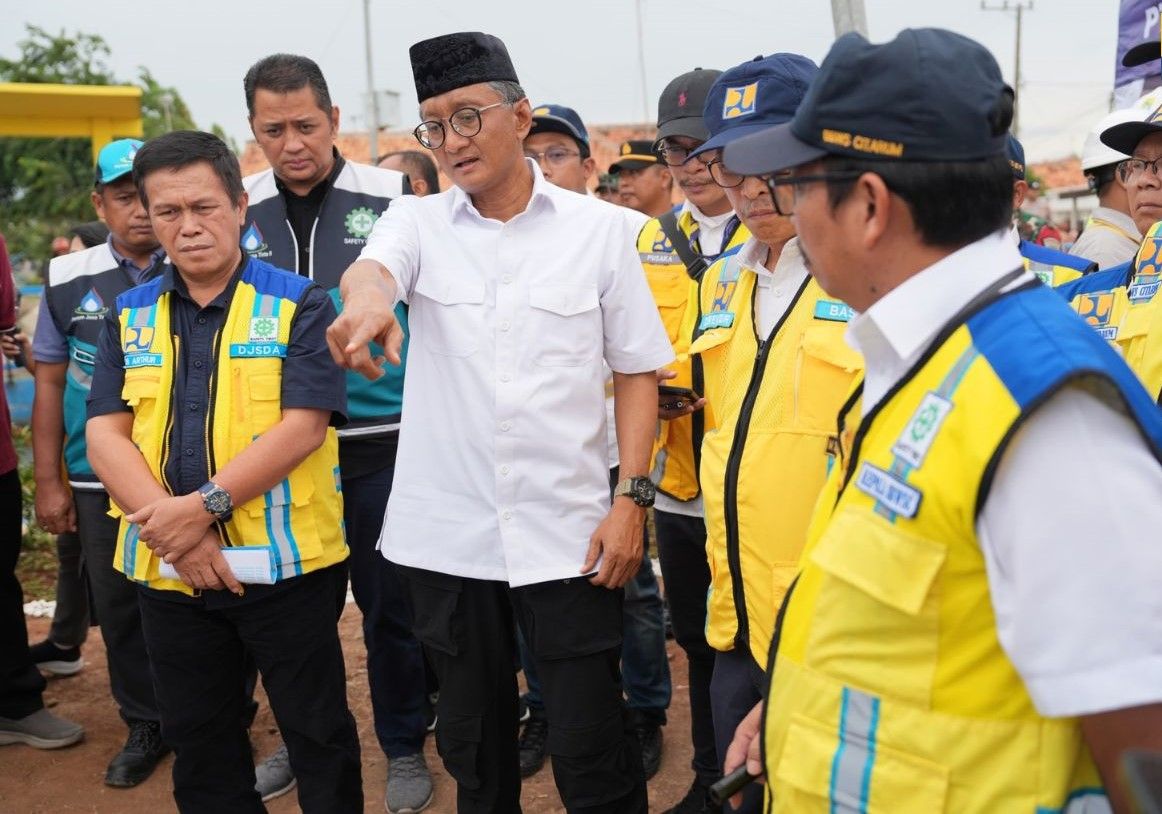 DEMI PEMERATAAN AIR: Dody Hanggodo (tengah) memberikan arahan di lokasi irigasi saluran sekunder Jengkol, Pengkolan, Sukamandi. (HUMAS KEMENTERIAN PU) 
