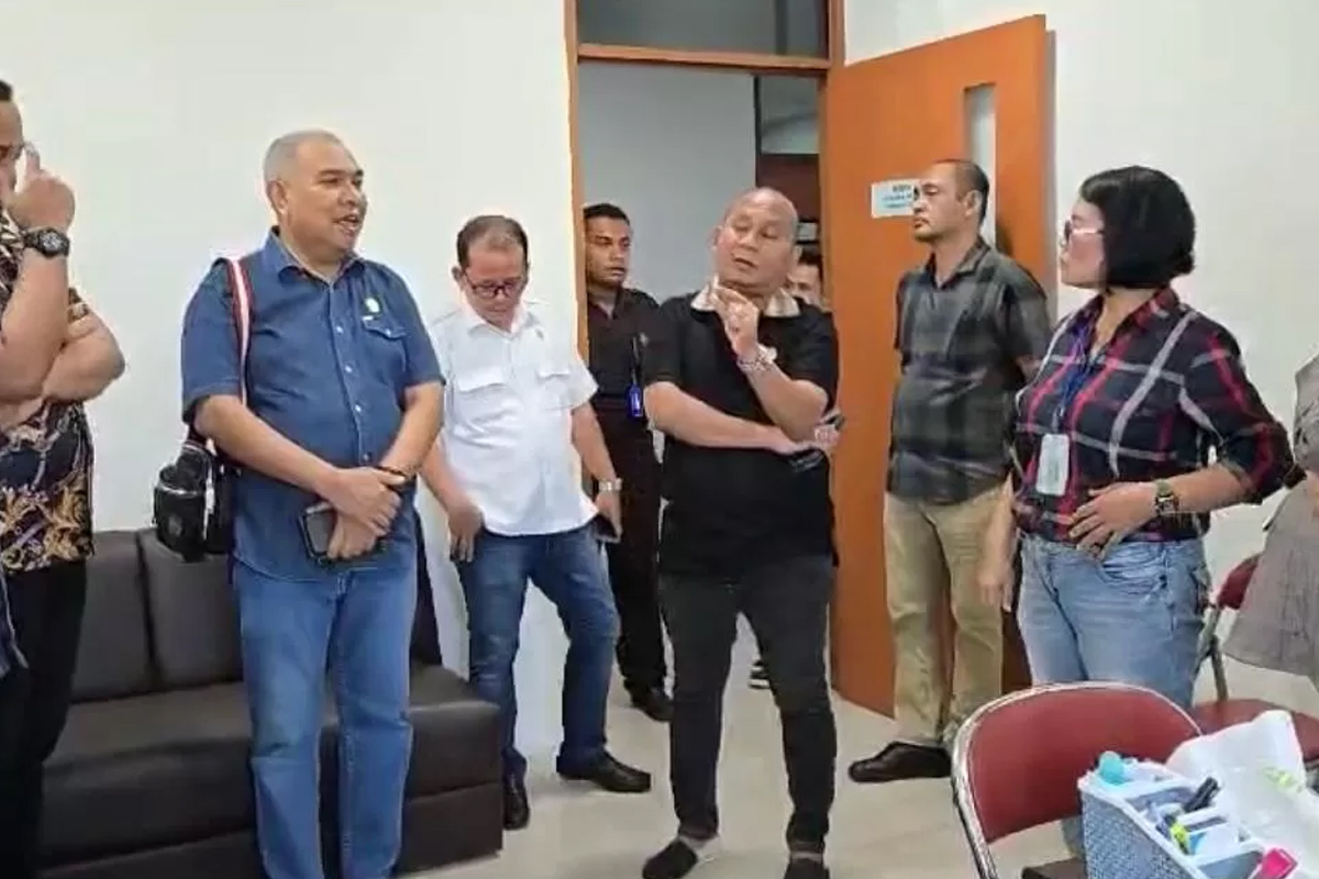 SIDAK: Ketua Komisi E DPRD Sumut, H.M Subandi (Fraksi Gerindra) didampingi sejumlah Anggota melakukan sidak ke RS Mitra Sejati Medan. (ISTIMEWA/SUMUT POS)