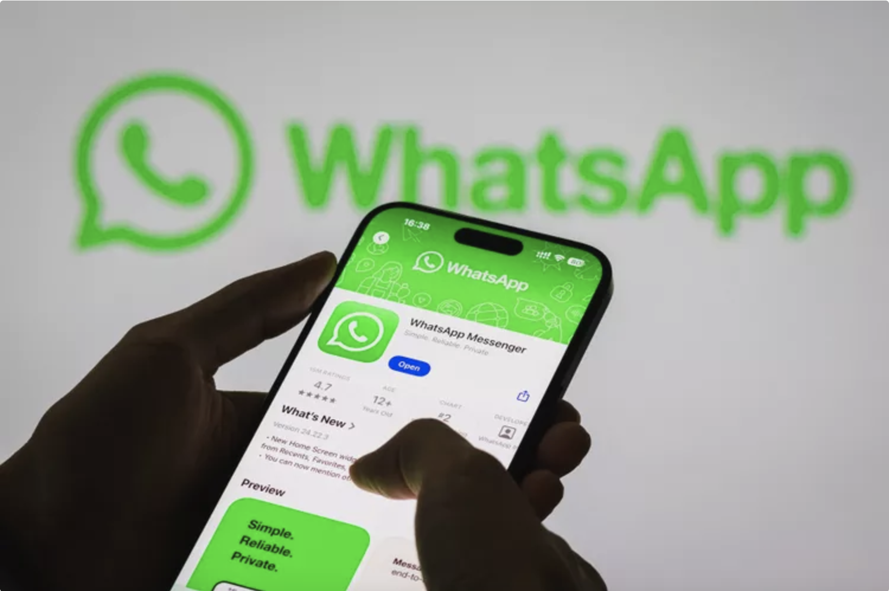 Ilustrasi seseorang memasang aplikasi WhatsApp di ponselnya. (Cheng Xin/Getty Images via Livewire)