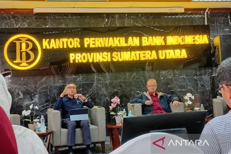 Kepala Perwakilan Bank Indonesia (BI) Sumut Wira I Gede Putu Wira (kiri) memberikan keterangan di Medan. (Sahbainy Nasution/ANTARA)