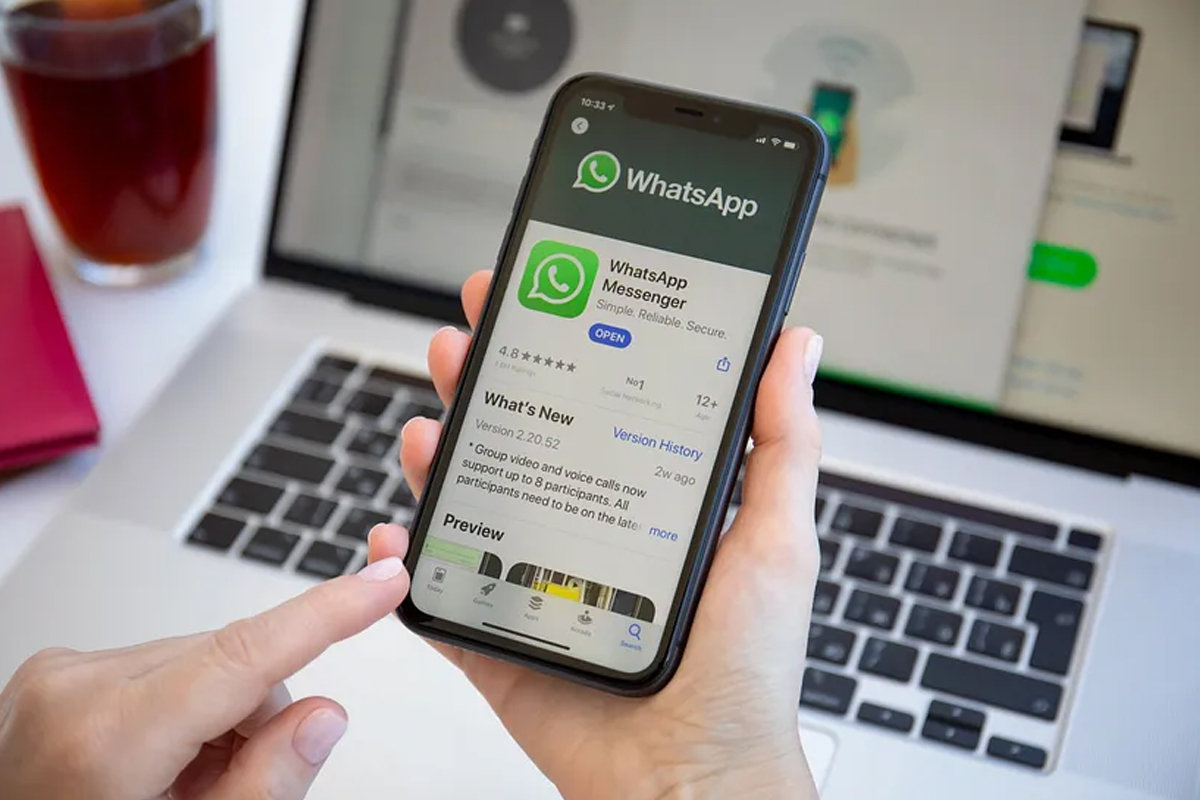 Ilustrasi penggunaan whatsapp. (Medium)