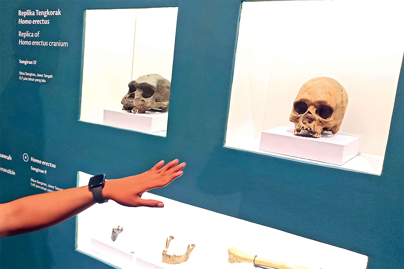 BUKAN REPLIKA: Pengunjung menyaksikan koleksi pameran purbakala di Museum Nasional Indonesia kemarin (22/12). (HILMI SETIAWAN/JAWA POS)
