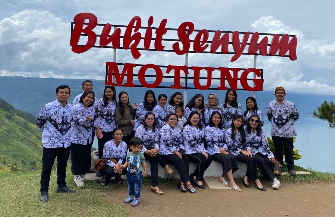 Salah satu spot foto favorit di Bukit Senyum Motung. (Olo Messi Sirait/MetroDaily)