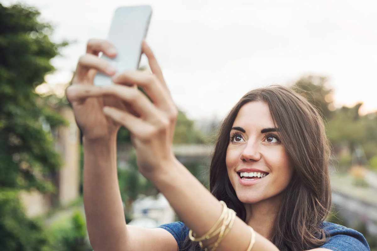 Ilustrasi selfie. (Tim Roberts via Allure)