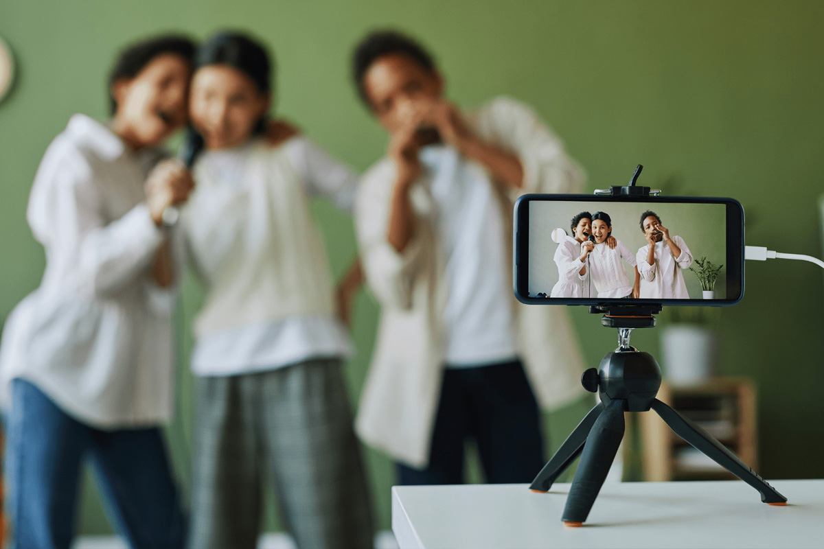 Ilustrasi pengguna media sosial menyiapkan video untuk diunggah ke TikTok. (1idesigns.com)