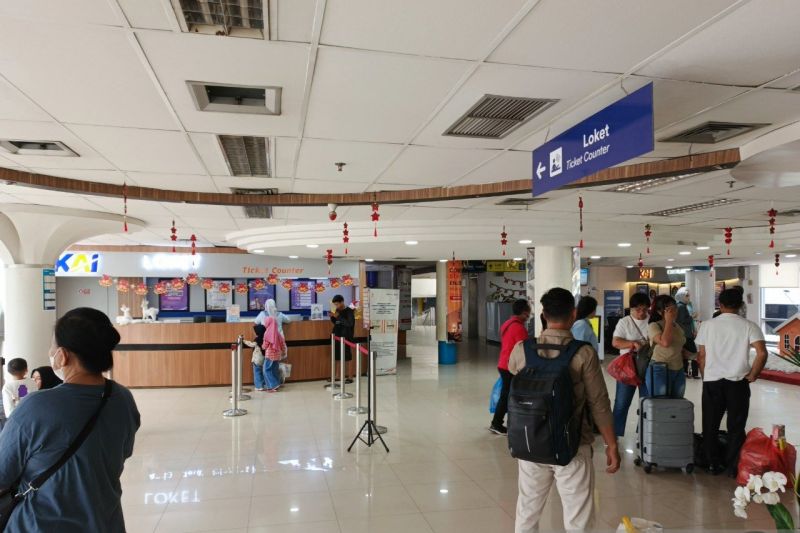 Penumpang yang akan naik kereta api di Stasiun Medan (ANTARA/HO) 