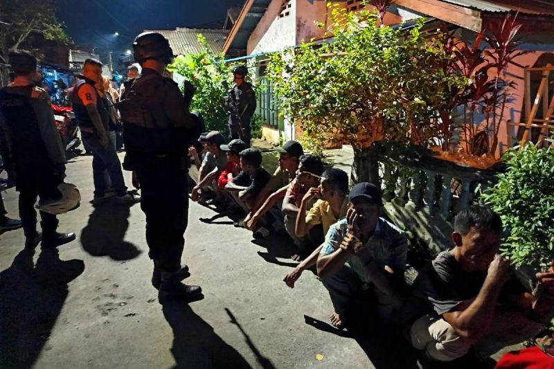 Satuan Brimob Kepolisian Daerah (Polda) Sumatera Utara menangkap terduga penjudi di Kecamatan Medan Belawan, Medan, Rabu (1/1/2025) malam. (ANTARA/HO-Satuan Brimob Polda Sumatera Utara)