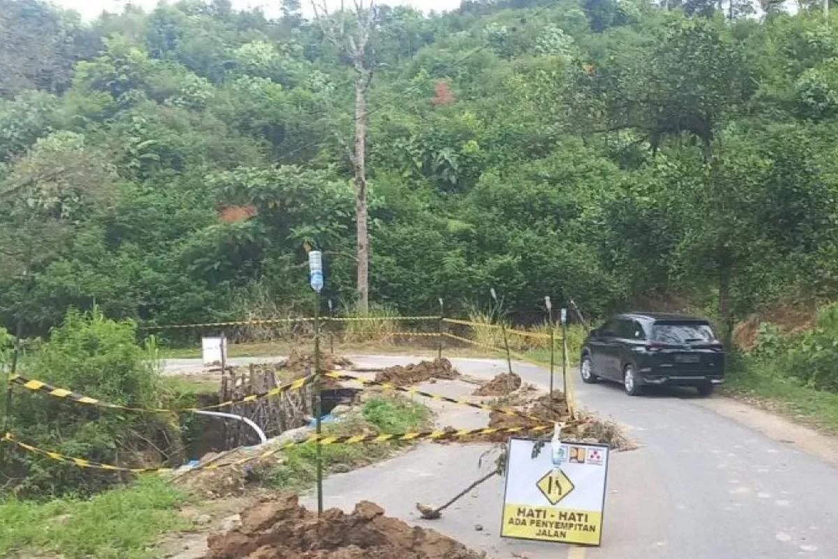 Jalan nasional lintas tengah Sumatera, tepatnya di dekat kawasan Batu Jomba, Kecamatan Sipirok, terancam putus. (Metro Daily)