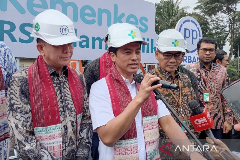 Wakil Menteri Kesehatan (Wamenkes) Dante Saksono Harbuwono memberikan keterangan kepada awak media di Medan, Sumatera Utara, Kamis (16/1/2025). (ANTARA/M. Sahbainy Nasution) 