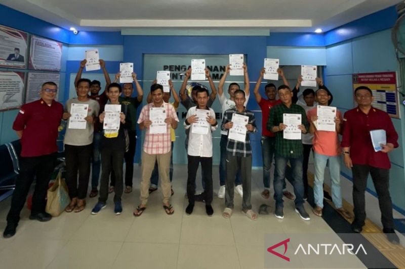 Sebanyak 11 narapidana menerima pembebasan bersyarat, dan tiga narapidana bebas murni di Rutan Kelas I Medan, Sumatera Utara. (Aris Rinaldi Nasution/ANTARA) 