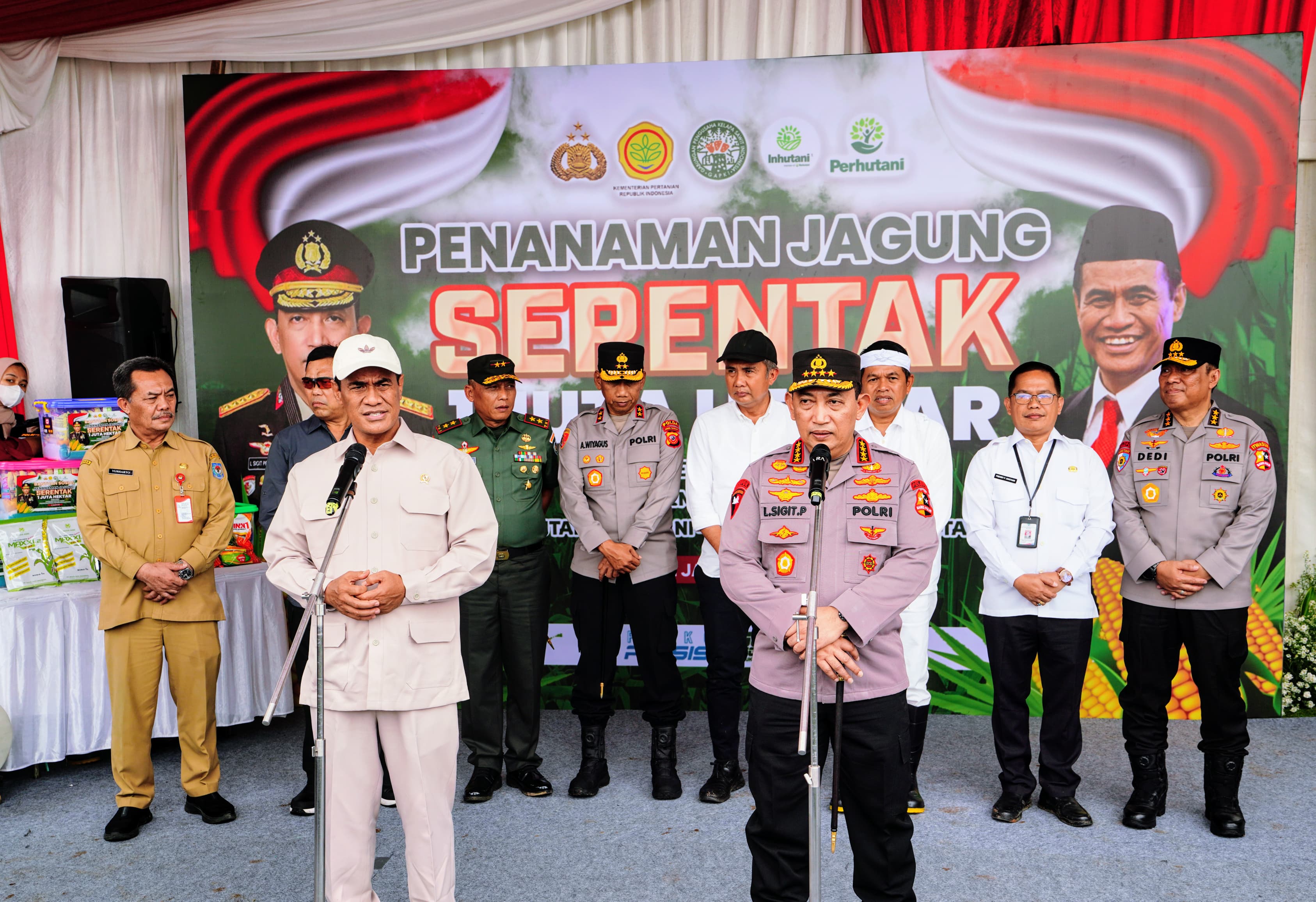 Kapolri Listyo Sigit Prabowo dan Mentan Andi Amran saat meresmikan program penanaman jagung 1 juta hektar di Sumedang.&nbsp;(Mabes&nbsp;Polri)