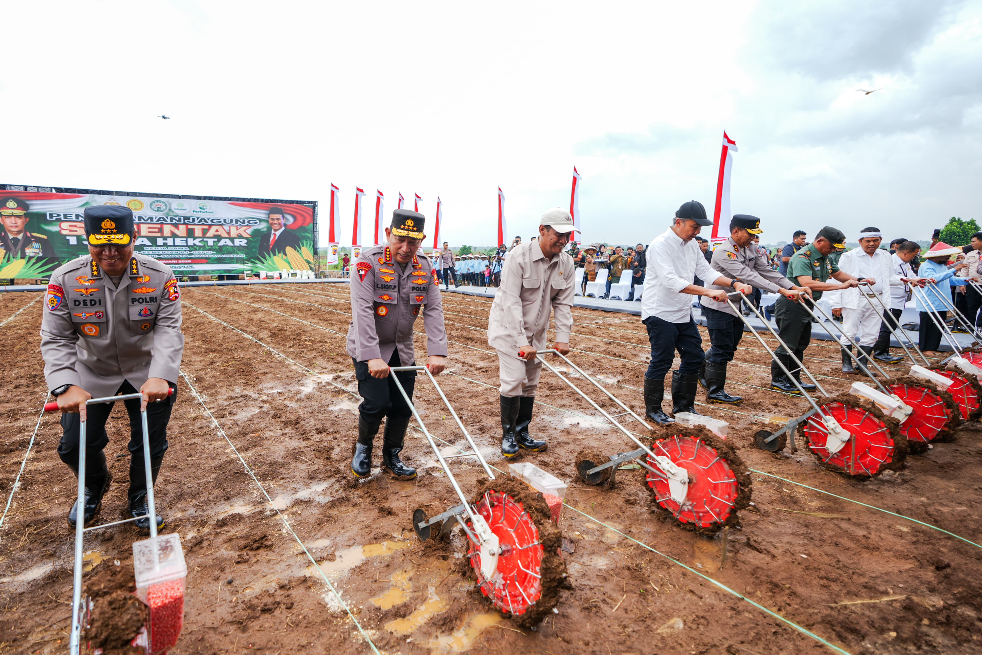 Kapolri Listyo Sigit Prabowo dan Mentan Andi Amran saat meresmikan program penanaman jagung 1 juta hektar di Sumedang.&nbsp;(Mabes&nbsp;Polri)