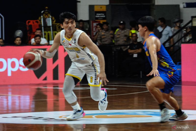 Pebasket Kesatria Bengawan Solo Abraham R Wenas (kiri) berusaha melewati hadangan Alexandro Manuel (kanan) pada pertandingan Indonesia Basketball League (IBL) 2025. (Maulana Sury/Antara)