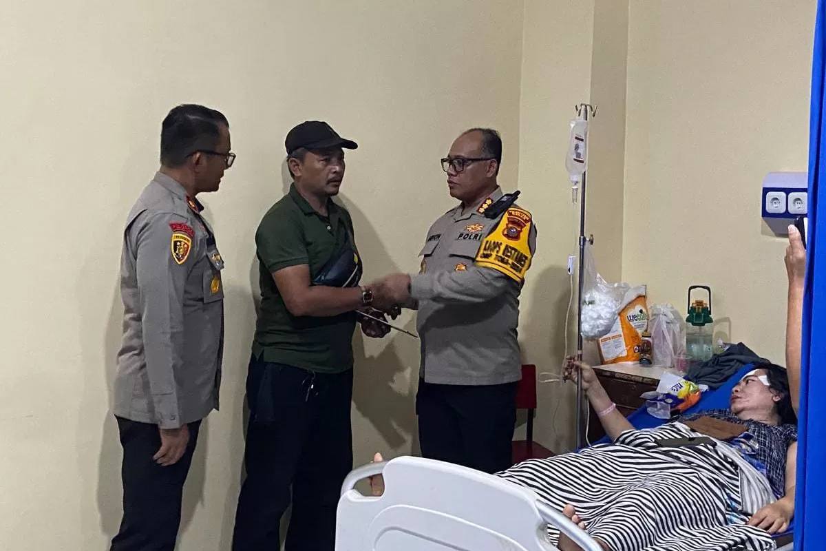JENGUK: Kapolrestabes Medan, Kombes Pol Gidion Arif Setyawan didampingi Kapolsek Sunggal menjenguk korban jambret, Selasa (22/1). (AGUSMAN/Sumut Pos) 