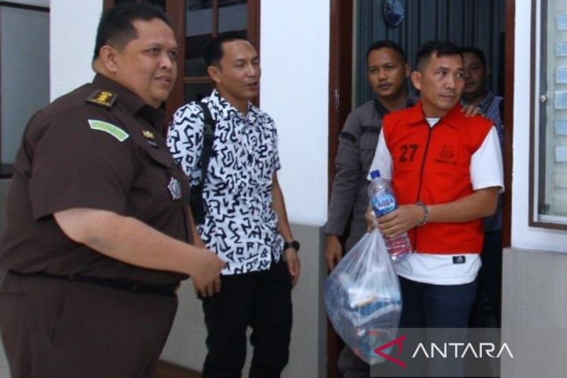 Terpidana Juara Tamba (kanan) ketika proses penyerahan ke Kejari Padang Lawas, di Kantor Kejati Sumut, (23/1/2025). (Aris Rinaldi Nasution/ANTARA) 