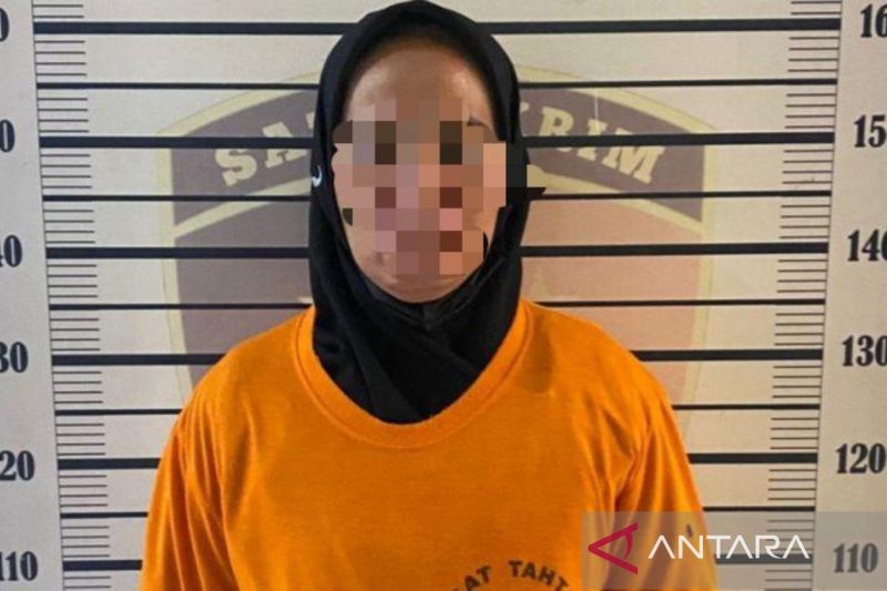 Istri Serka Holmes Sitompul berinisal J ditetapkan sebagai tersangka dan ditahan di Satreskrim Polrestabes Medan, Kamis (23/1/2025). (Aris Rinaldi Nasution/Antara) 