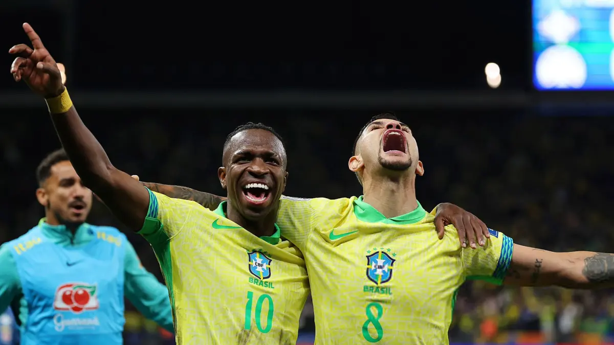 Pemain Brasil, Vinicius Junior dan Bruno Guimaraes (kanan) saat merayakan kemenangan atas Paraguay. (Dok. FIFA) 