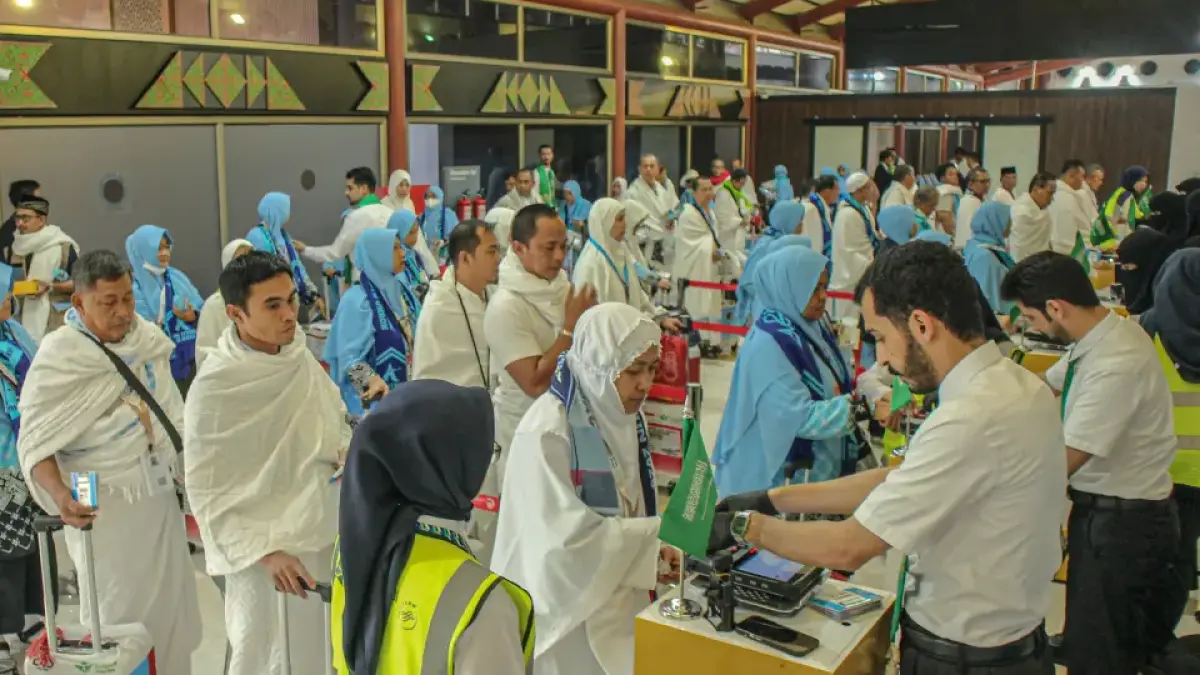 Sejumlah jamaah calon haji menjalani pemeriksaan imigrasi di Mecca Road sebelum terbang di Terminal 2, Bandara Soekarno-Hatta, Tangerang, Kamis (21/05/2026). QRIS disiapkan bisa digunakan di Arab Saudi tahun ini. Jemaah haji dan umrah Indonesia nantinya dapat bertransaksi tanpa banyak uang tunai. (HANUNG HAMBARA/JAWA POS)