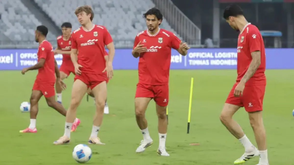 Nathan (tengah) bersama Ole Romeny (kiri) saat mengikuti latihan di Stadion Utama Gelora Bung Karno (SUGBK), Senayan, Jakarta, Kamis (4/6/2026). (Dery Ridwansah/ JawaPos.com)